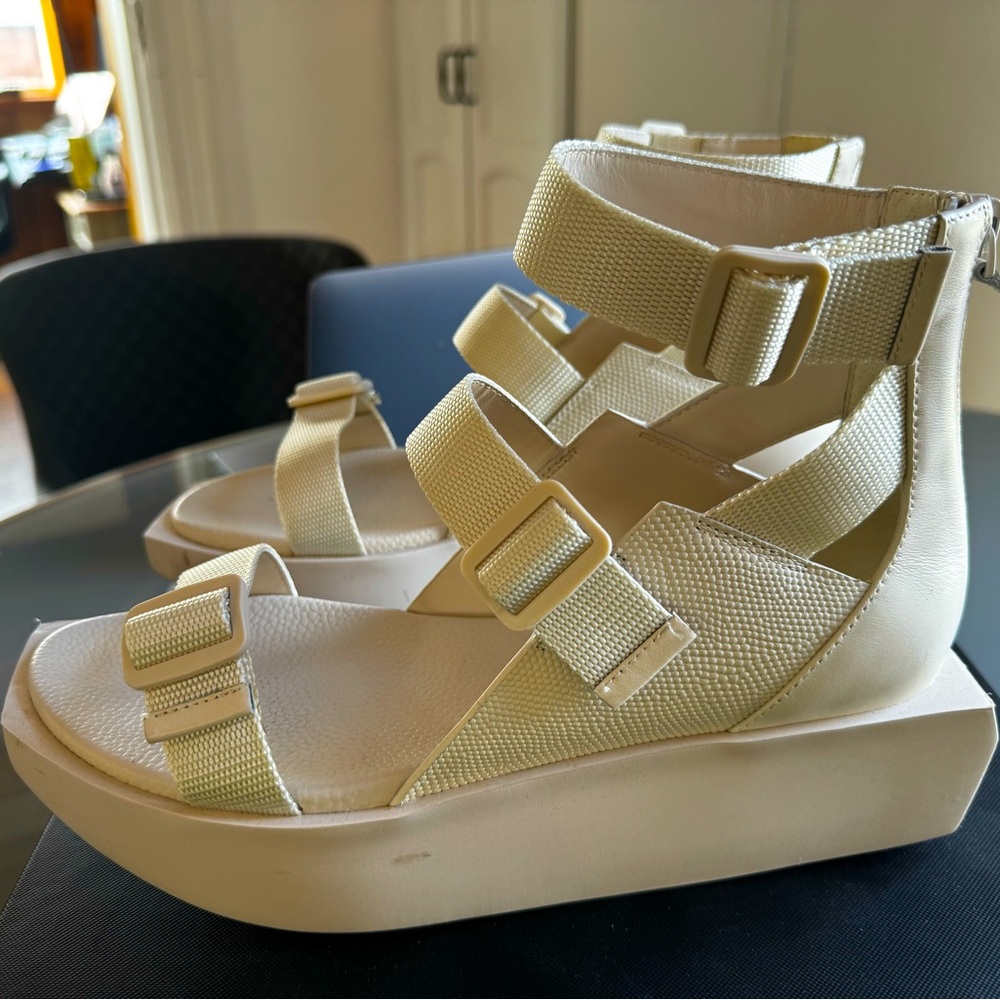 United Nude- Su Lo in Bone colour sandals- BNIB- size 41